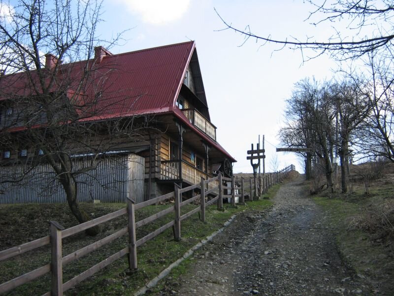 Dom przy górskim szlaku